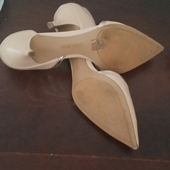 New! Beige Leather kitten heel points - Picture 3 of 8